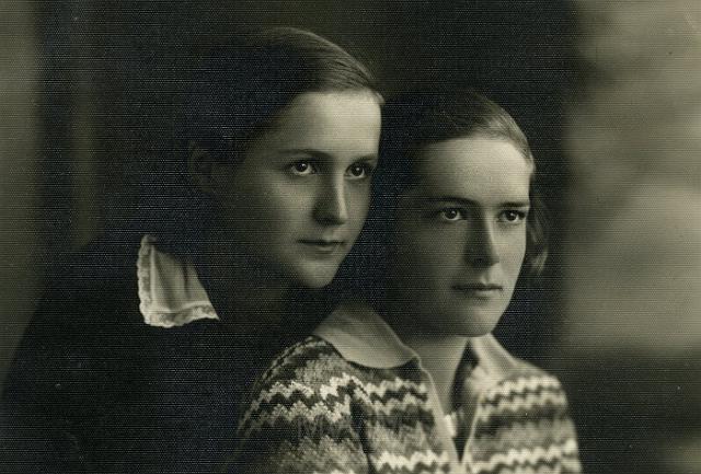 KKE 823.jpg - Od lewej: pierwsza Łucja Kossarska z siostrą Wanda, 1930 r.
